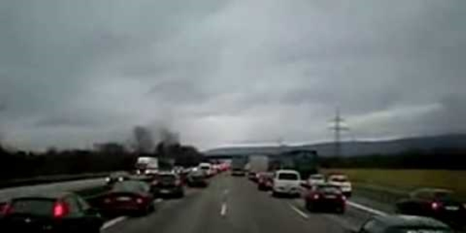 3 �eritli yolda fermuar y�ntemiyle ambulansa yol verin