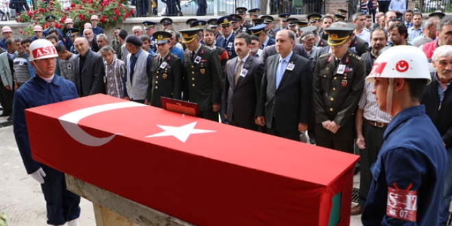 Kalp krizi sonucu ölen uzman çavuşun cenazesi defnedildi