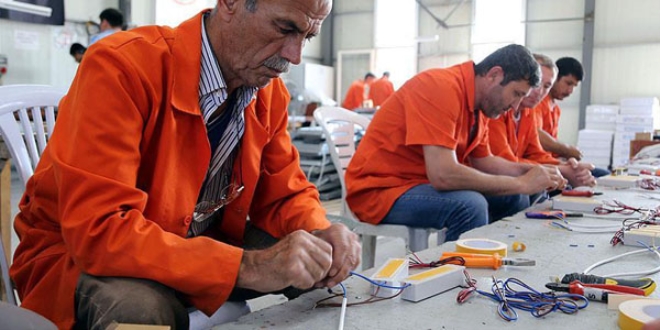 Cezaevinde yaptıkları ledlerle Türkiye'yi aydınlatıyorlar