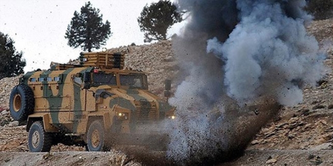 Diyarbakır'da askeri araca bombalı saldırı: 8 yaralı