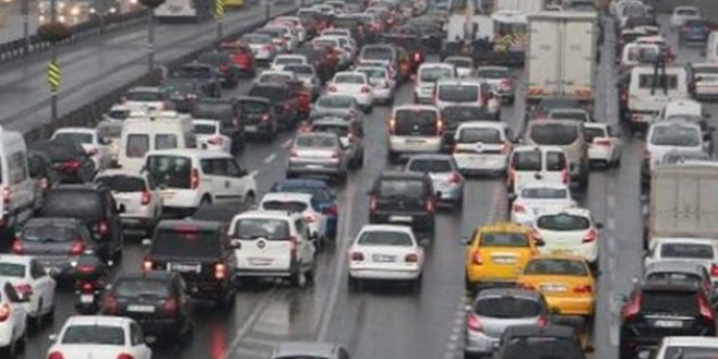 İstanbul'da yağmur trafiği felç etti