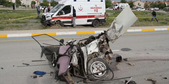 Erzincan'da, ambulansla otomobil çarpıştı: 3 ölü 8 yaralı
