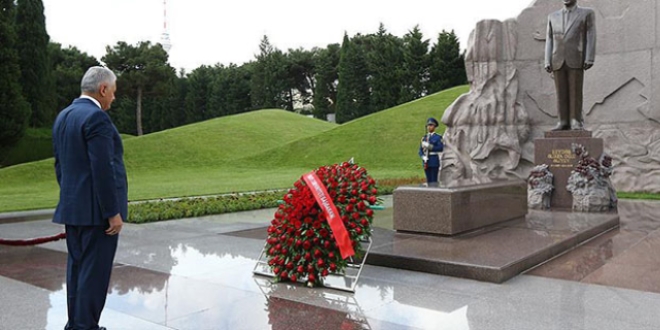 Ba�bakan Y�ld�r�m, Haydar Aliyev'in mezar�n� ve �ehitlikleri ziyaret etti