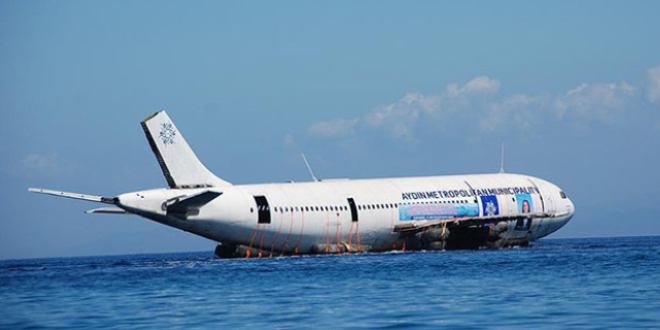 Ayd�n'da kargo u�a�� suya indirildi