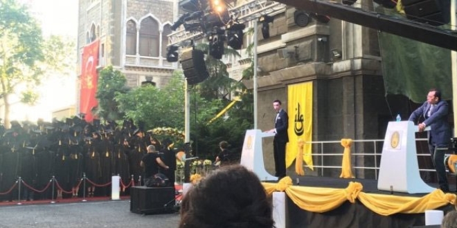 �stanbul Erkek Lisesi'nde okul m�d�r�ne protesto