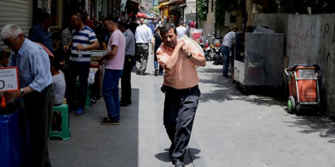 Muhtar, yard�mlar� s�rt�nda ta��yarak ula�t�r�yor