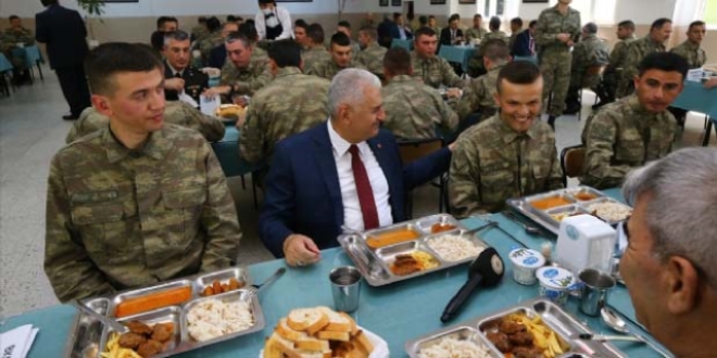 Başbakan Yıldırım, 3. Ordu Komutanlığını ziyaret etti