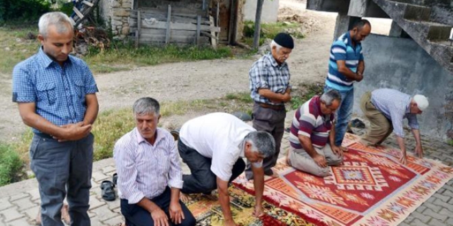 'Cemaat, cami önüne toplanarak eylem yaptı'