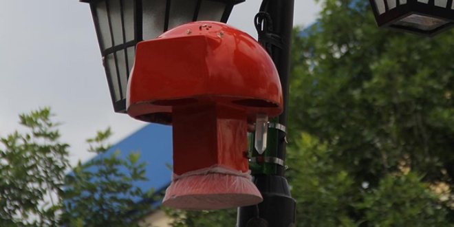 'Sivrisinekleri insan kokusu yayarak avl�yor'