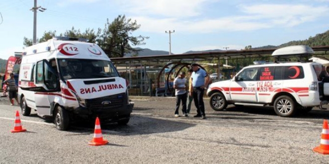 Ambulans ile kamyonet �arp��t�: 4 yaral�