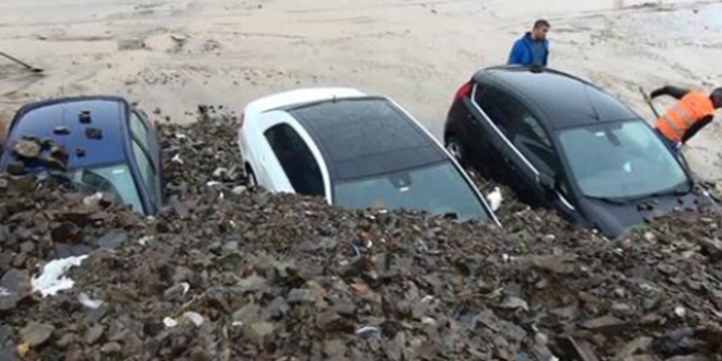 Kağıthane'de sel araçları toprak altına bıraktı