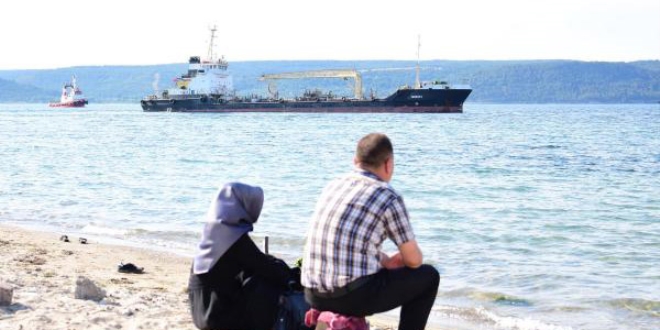 Atık toplama gemisi Boğaz'da karaya oturdu
