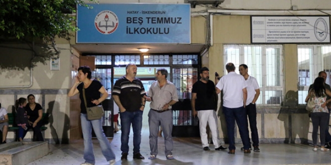 Kazada yak�nlar� bulunanlar, ilkokul �n�nde bekliyor