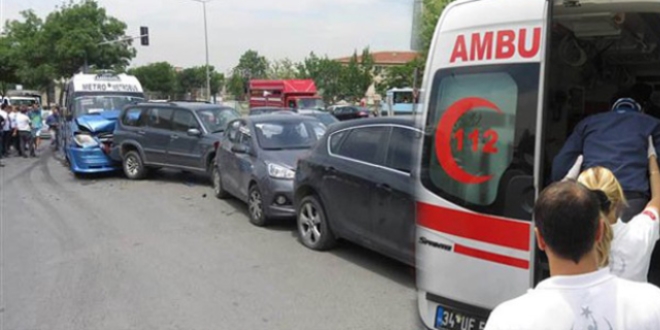 İstanbul'da, yolcu minibüsü 5 araca çarptı, 4 yolcu yaralı