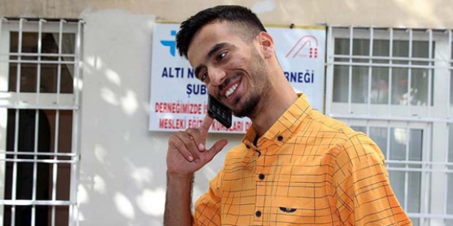 Diyarbakır'da 26 görme engelliye akıllı cihaz dağıtıldı