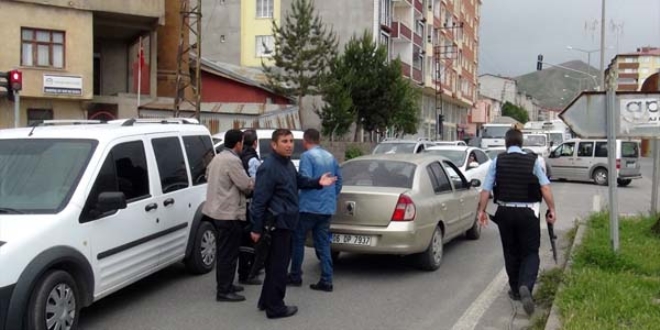 Bitlis'te menfeze tuzaklanan el yapımı patlayıcı infilak ettirildi