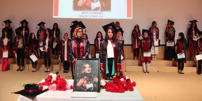 Kazada ölen üniversite öğrencisi diplomasını alamadı