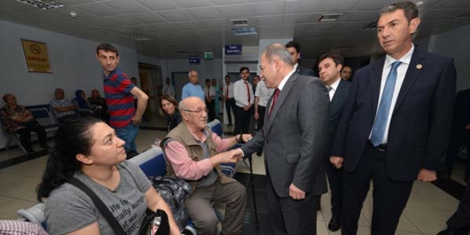 Bakan Akdağ, hastanedeki yaralıları ziyaret etti