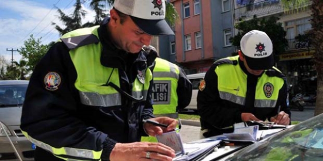 stanbul'da trafik denetimleri: 1 Haftada 26 bin 686 kiiye ceza kesildi