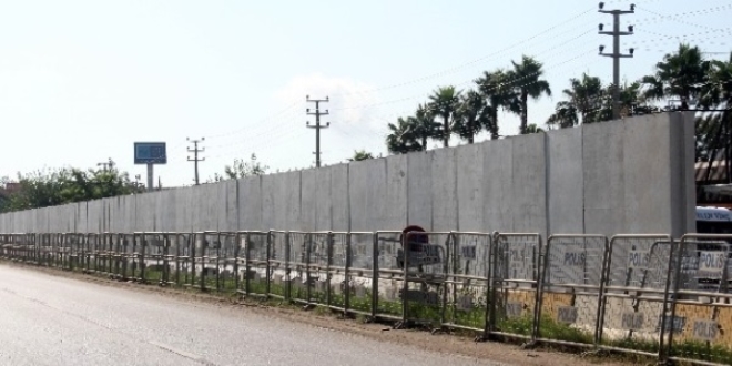 ABD'nin Adana Konsolosluğu önüne güvenlik duvarı
