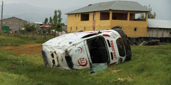 Muş'ta ambulans devrildi: 1 ölü, 4 yaralı