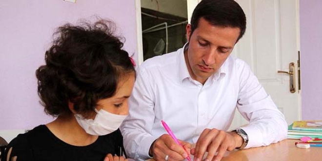 'Öğretmeni Gül okusun diye' okulu ayağına götürüyor