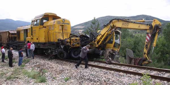 Yük treni iş makinesine çarptı: 1 yaralı