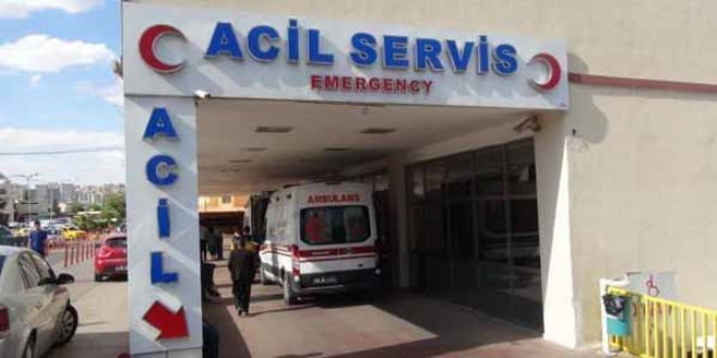 Ambulans bariyerlere arpt: 3 personel yaraland
