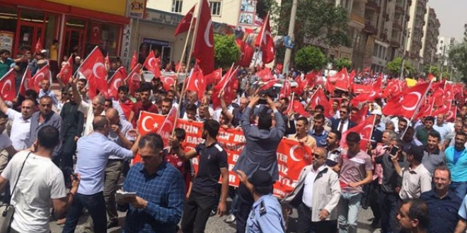 Midyat'ta halk teröre karşı sokağa döküldü