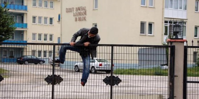 Öğretmenler 2 metrelik kapıdan atlayarak okula gidiyor