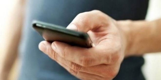 Kadın işçinin telefonunu paylaştı işinden oldu