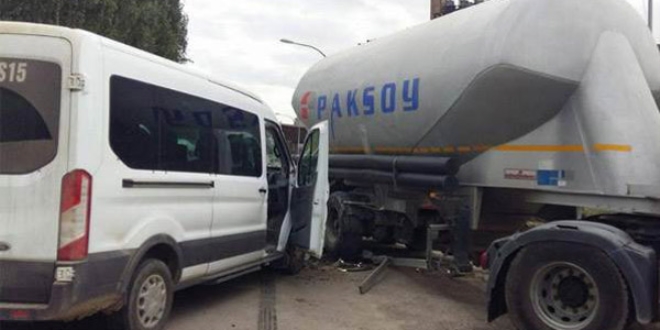 Kütahya'da minibüs TIR'a çarptı: 9 yaralı