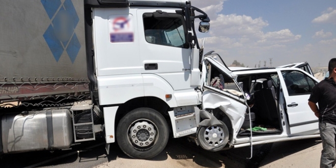 Konya'da tır ile minibüs çarpıştı: 10 ölü, 4 yaralı
