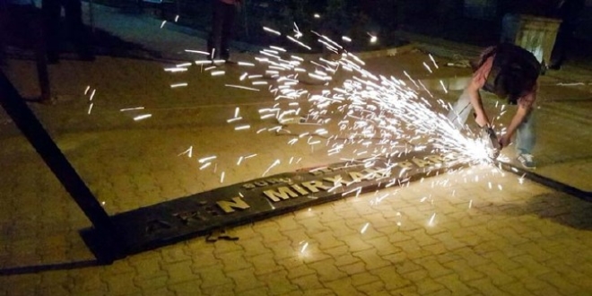Şanlıurfa Suruç'taki o tabela sökülüp atıldı