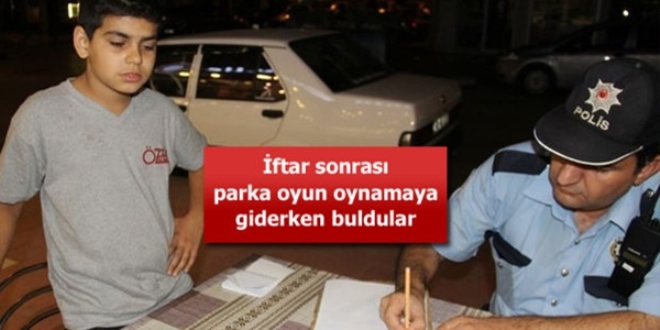 Çocuklar yolda buldukları para dolu çantayı polise teslim etti