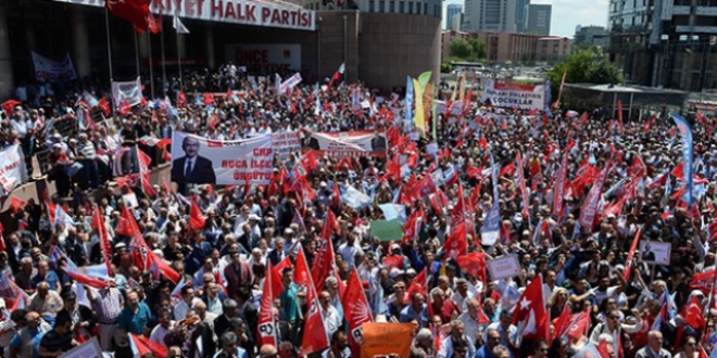 CHP'liler Kılıçdaroğlu'na destek için genel merkez önünde toplanıyor
