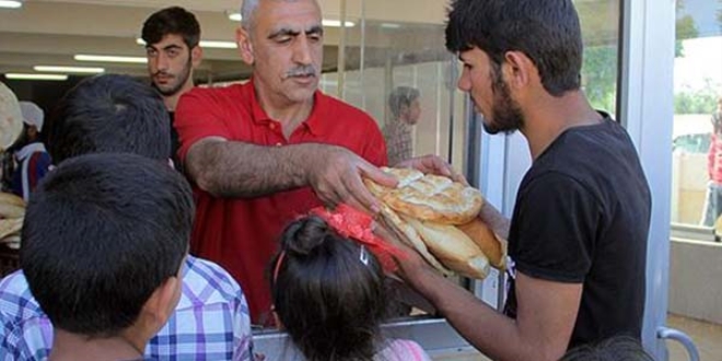 Elazığ'da sığınmacı ailelere ücretsiz ekmek dağıtılıyor