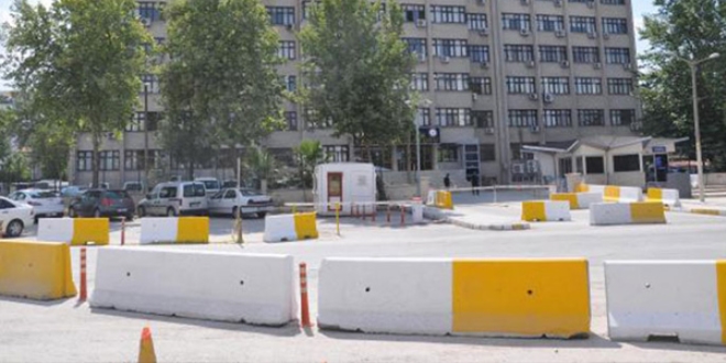 Denizli Emniyeti, beton bariyerlerle önlem aldı