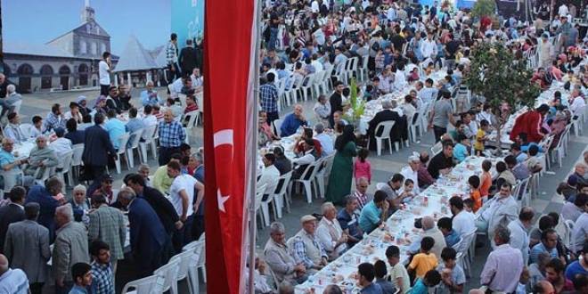 AK Parti stanbul il rgtnden terr madurlarna iftar