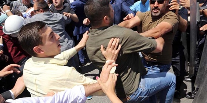CHP'lilerden polise saldırı