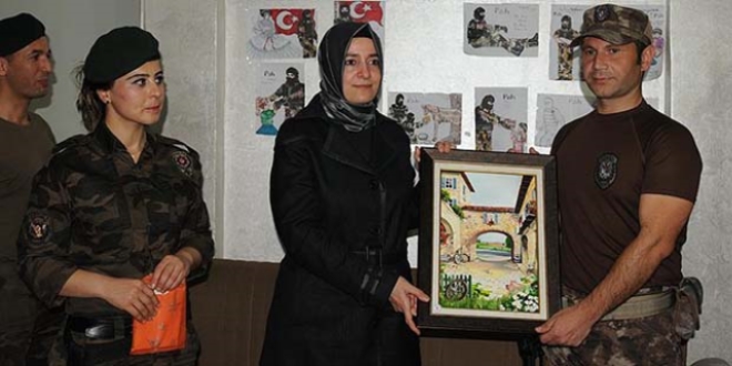 Terörle mücadele eden güvenlik güçlerine anlamlı hediye