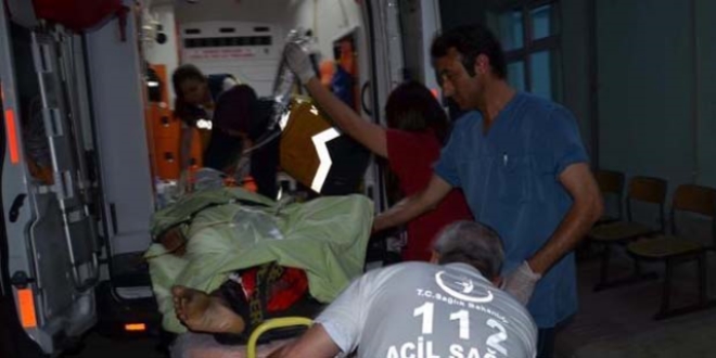 Devrilen traktörün altında sıkıştı, 24 saat sonra yaralı kurtarıldı