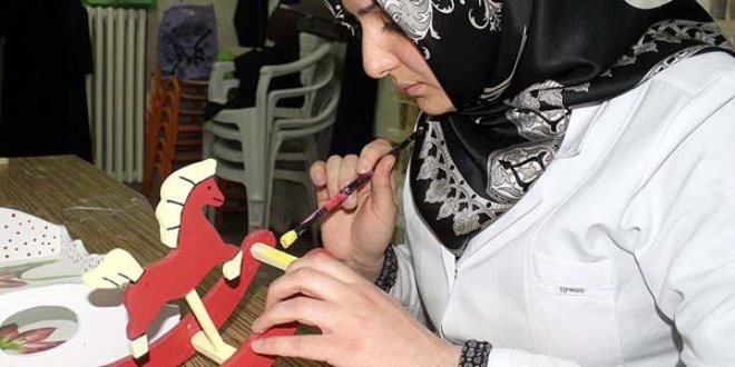 'Ekolojik oyuncak' yaparak para kazanıyorlar