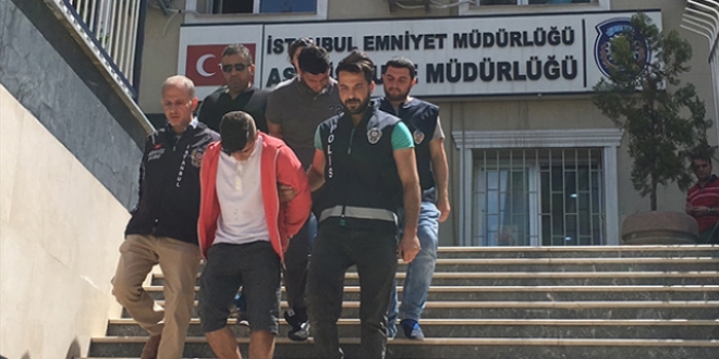 Beyoğlu'nda polisi bıçakla yaralayan 2 şüpheli yakalandı
