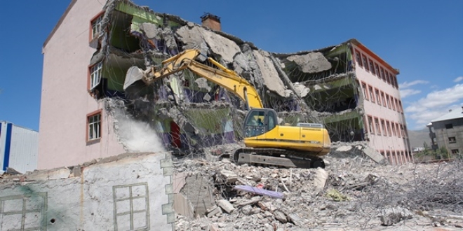 Y�ksekova'da a��r hasarl� okulun y�k�m�na ba�land�