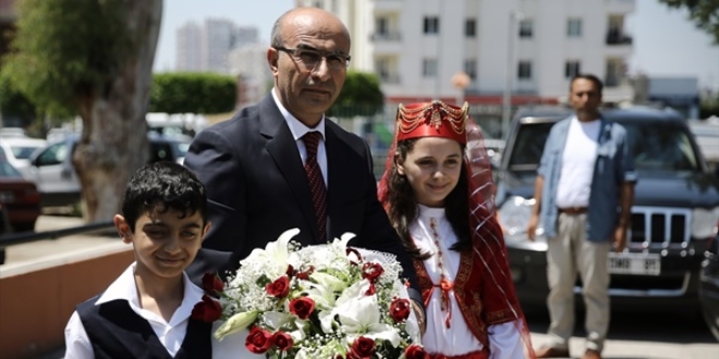 Adana Valisi g�reve ba�lad�