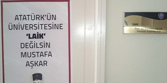 Aşkar'ın odasına afiş astılar