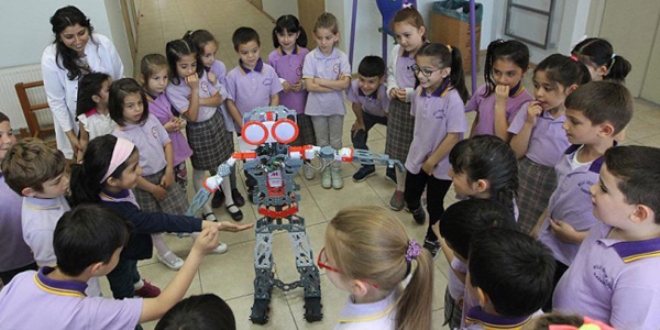 Bu robot Ankara havas� oynuyor