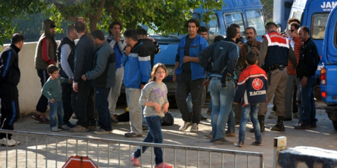 S�n�rlardan ge�meye �al��an 1280 ki�i yakaland�