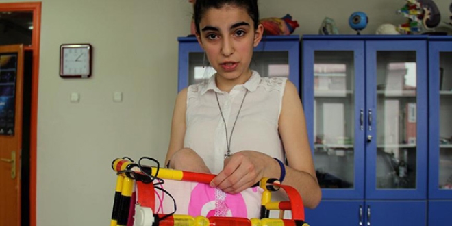 Annesinin uykusu b�l�nmesin diye alarml� yorgan yapt�